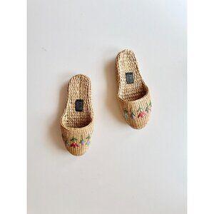 TWO'S COMPANY Floral Woven Straw Raffia Slippers